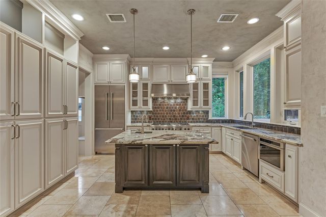 3 Edgewood Drive W, Montgomery, TX 77356