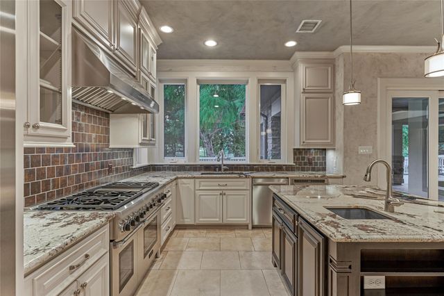 3 Edgewood Drive W, Montgomery, TX 77356