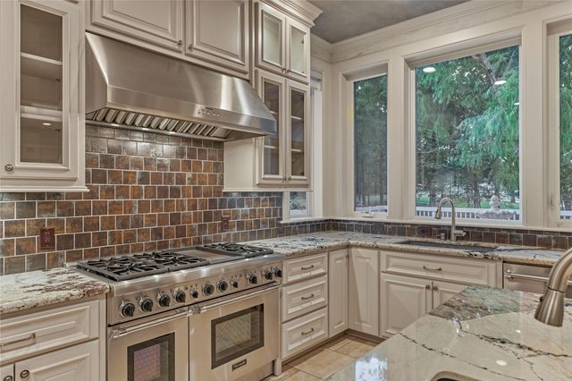 3 Edgewood Drive W, Montgomery, TX 77356