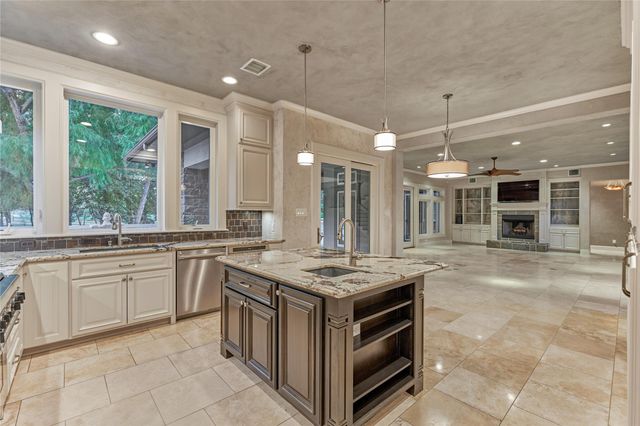 3 Edgewood Drive W, Montgomery, TX 77356
