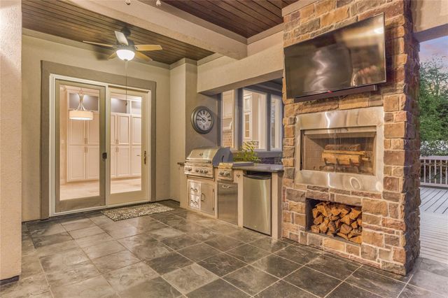 3 Edgewood Drive W, Montgomery, TX 77356
