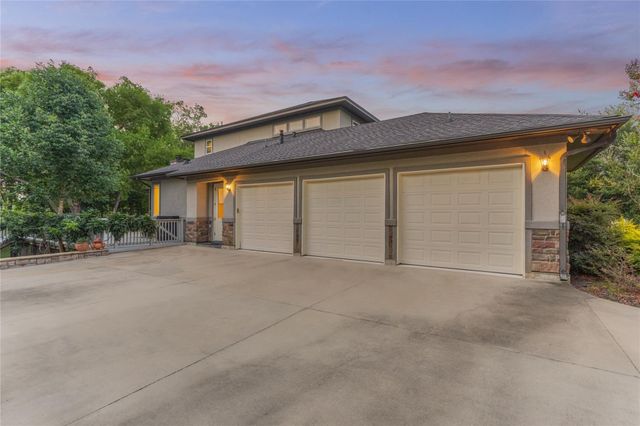 3 Edgewood Drive W, Montgomery, TX 77356
