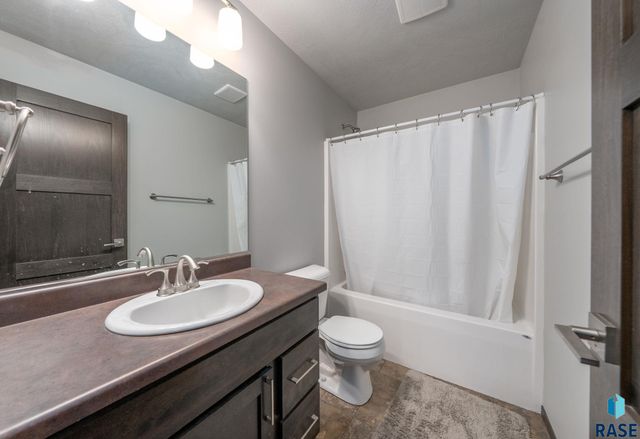 2721 E Hollow Pl Place, Sioux Falls, SD 57108