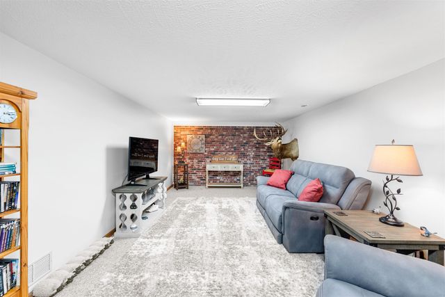 1010 Manor Rd, Salina, KS 67401