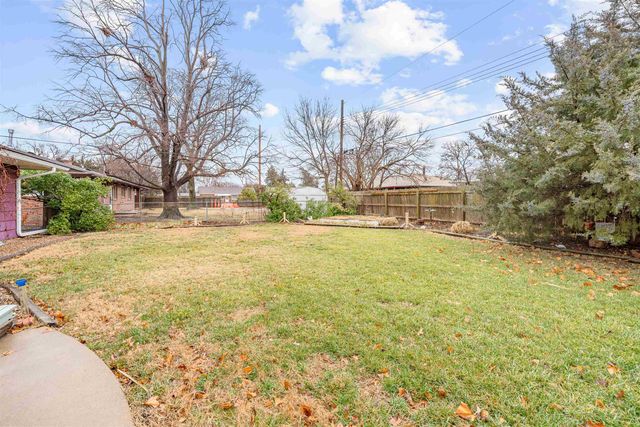 1010 Manor Rd, Salina, KS 67401