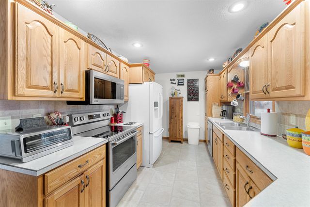 1010 Manor Rd, Salina, KS 67401