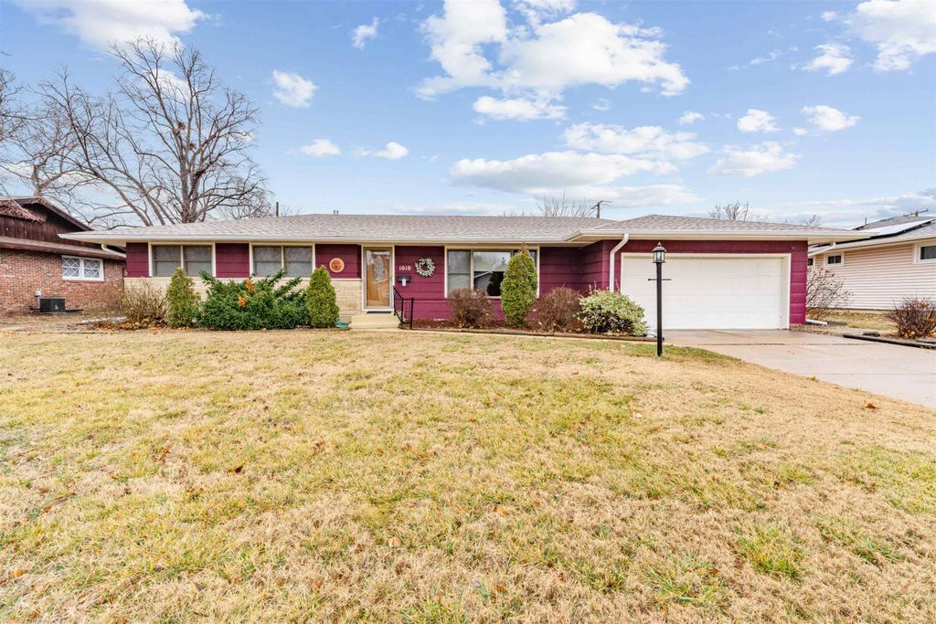 1010 Manor Rd, Salina, KS 67401