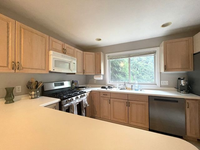 421 Captain Eames Cir 421, Ashland, MA 01721