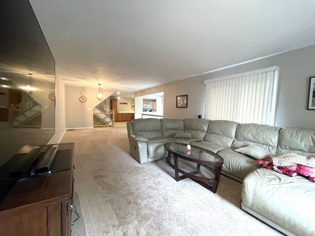 421 Captain Eames Cir 421, Ashland, MA 01721