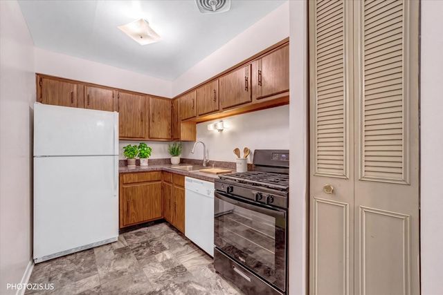 8232 Niles Center Road 311, Skokie, IL 60077