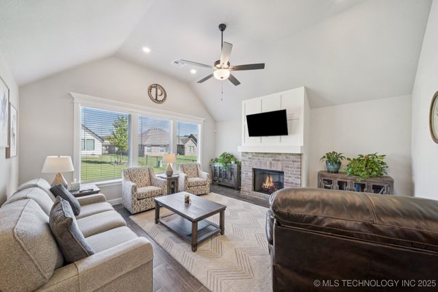 2942 N Briarwood Avenue, Catoosa, OK 74015