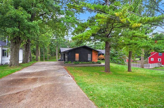 4105 Crocus Road, Waterford, MI 48328