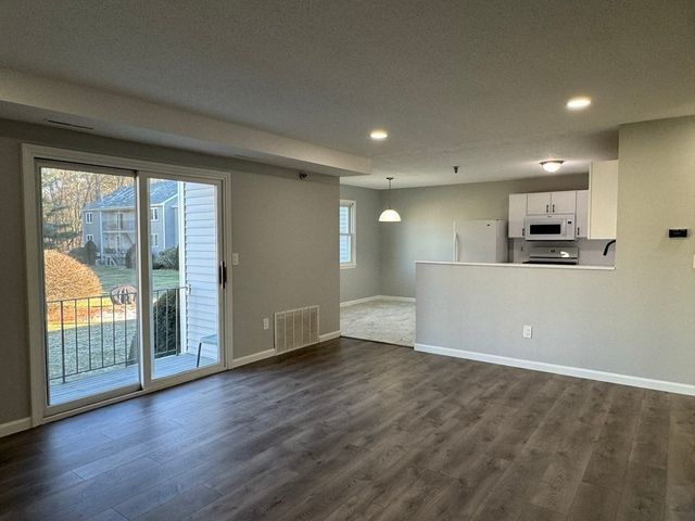 74 Tennis Plaza Rd 31, Dracut, MA 01826
