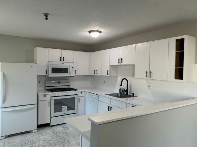 74 Tennis Plaza Rd 31, Dracut, MA 01826