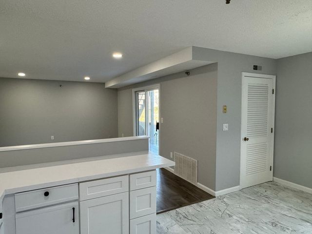 74 Tennis Plaza Rd 31, Dracut, MA 01826