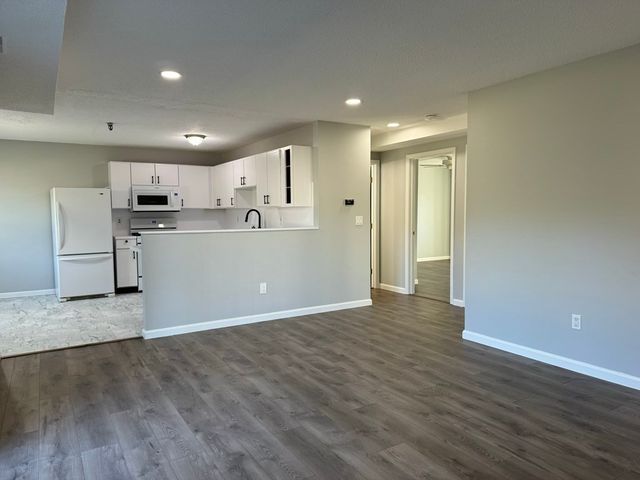 74 Tennis Plaza Rd 31, Dracut, MA 01826