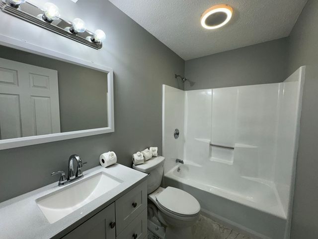 74 Tennis Plaza Rd 31, Dracut, MA 01826