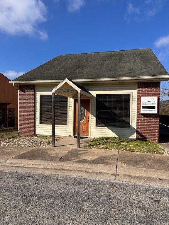 1 Blue Water Circle, Holiday Island, AR 72631