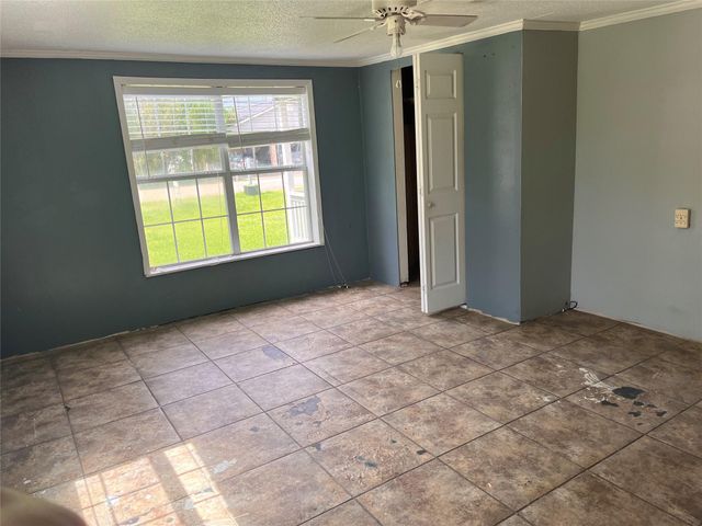 208 E Pecan Lane, Clute, TX 77531