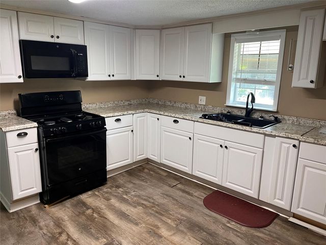 208 E Pecan Lane, Clute, TX 77531
