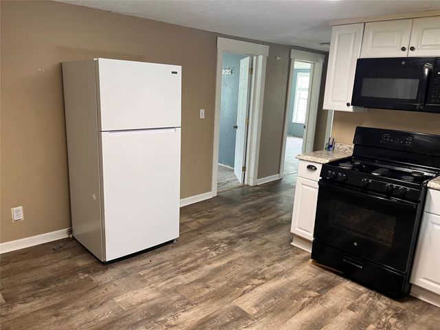 208 E Pecan Lane, Clute, TX 77531