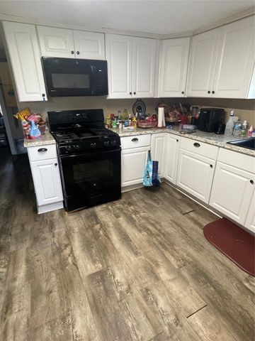 208 E Pecan Lane, Clute, TX 77531