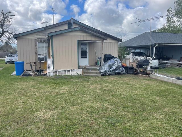 208 E Pecan Lane, Clute, TX 77531