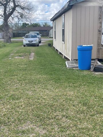 208 E Pecan Lane, Clute, TX 77531