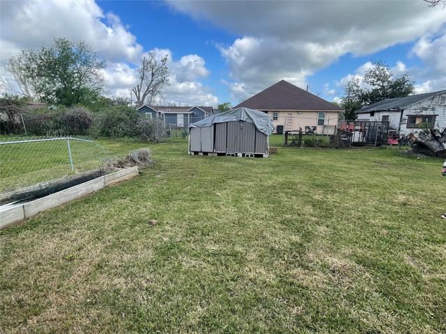 208 E Pecan Lane, Clute, TX 77531