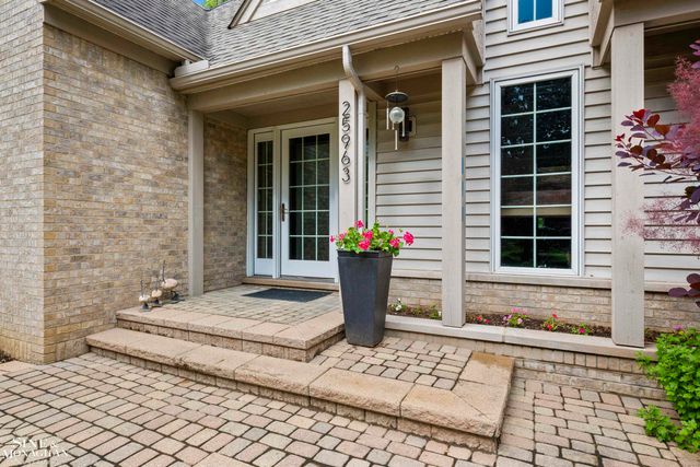 25963 Ridgewood Drive, Farmington Hills, MI 48336
