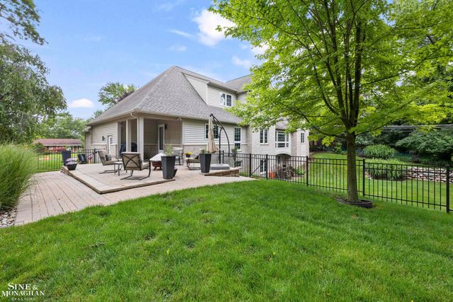 25963 Ridgewood Drive, Farmington Hills, MI 48336