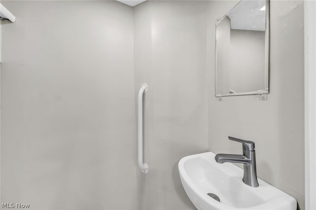 323 Groveland Club Drive, Cleveland, OH 44110