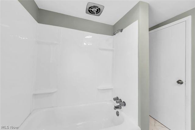 323 Groveland Club Drive, Cleveland, OH 44110