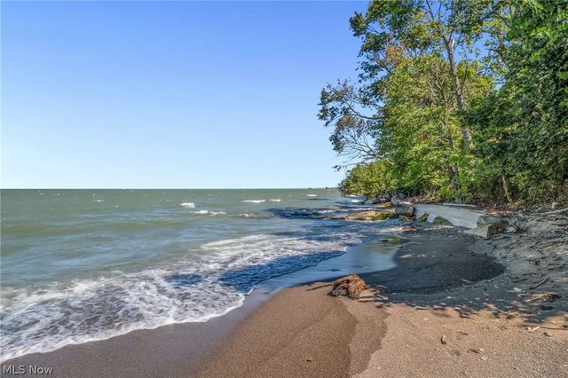 323 Groveland Club Drive, Cleveland, OH 44110