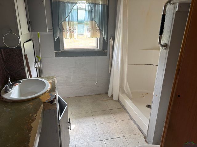 306 Doris St., Queen City, TX 75572