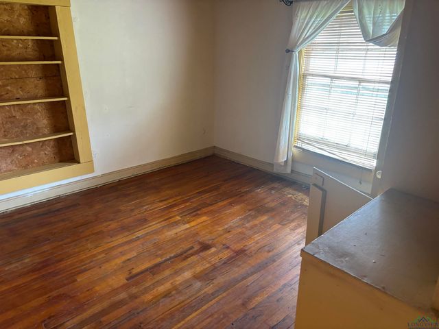 306 Doris St., Queen City, TX 75572