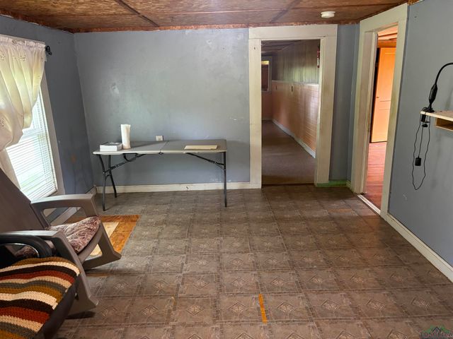 306 Doris St., Queen City, TX 75572