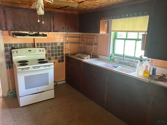 306 Doris St., Queen City, TX 75572