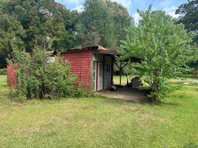 306 Doris St., Queen City, TX 75572