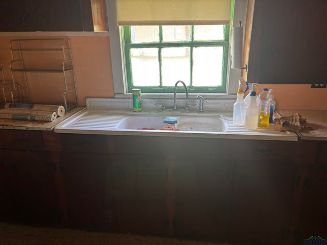 306 Doris St., Queen City, TX 75572