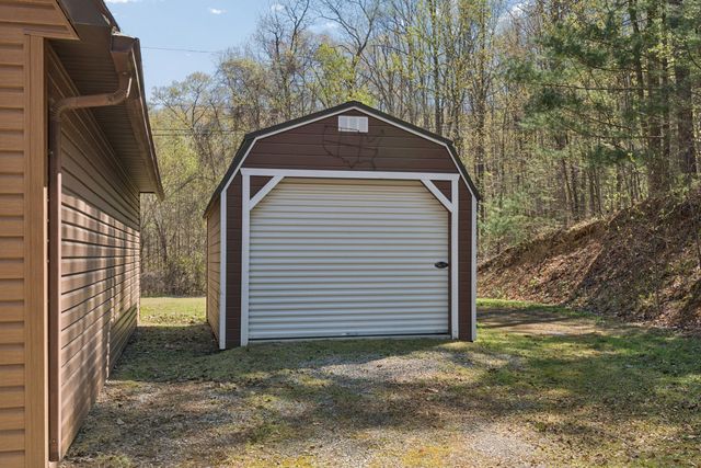 181 Serenity LN, Blue Ridge, VA 24064