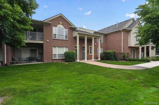 3203 Chesapeake Circle, Commerce Charter Township, MI 48390