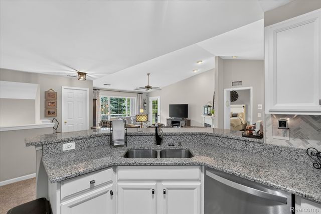 3203 Chesapeake Circle, Commerce Charter Township, MI 48390