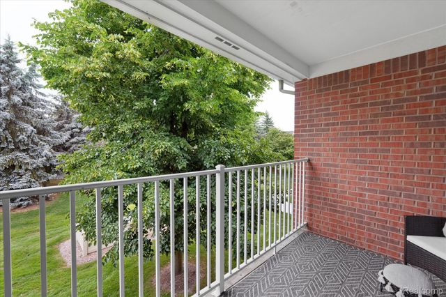 3203 Chesapeake Circle, Commerce Charter Township, MI 48390