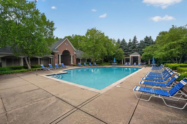 3203 Chesapeake Circle, Commerce Charter Township, MI 48390