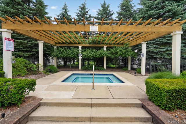 3203 Chesapeake Circle, Commerce Charter Township, MI 48390