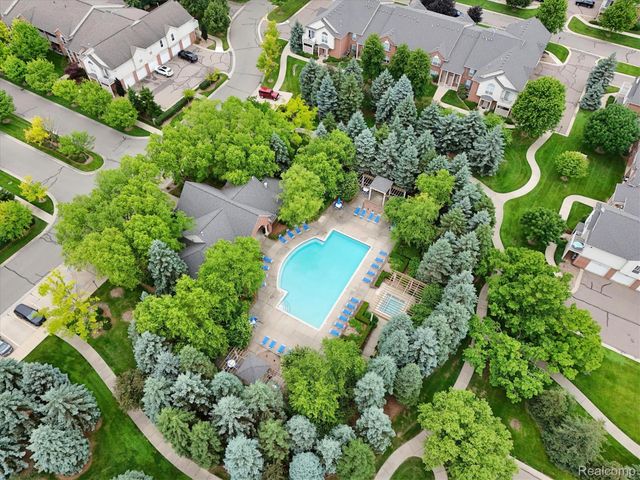 3203 Chesapeake Circle, Commerce Charter Township, MI 48390