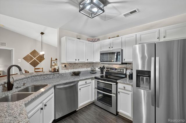 3203 Chesapeake Circle, Commerce Charter Township, MI 48390