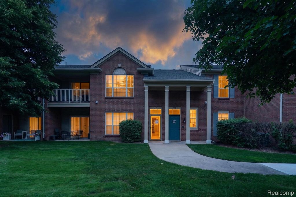 3203 Chesapeake Circle, Commerce Charter Township, MI 48390