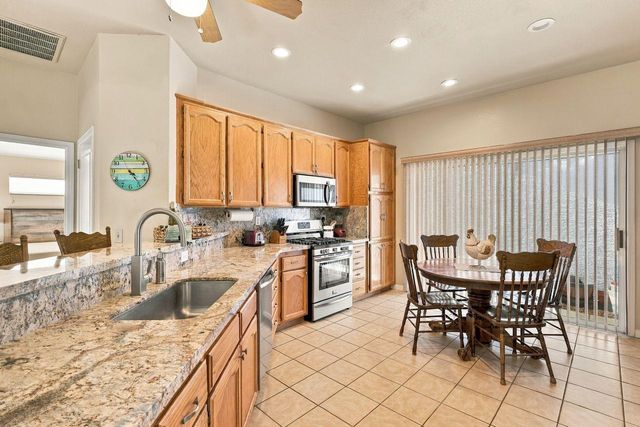 7668 Sundrift Ln, Sacramento, CA 95828